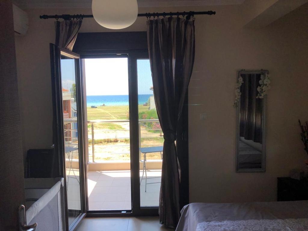 Am Beach House ネア・ムダニア エクステリア 写真